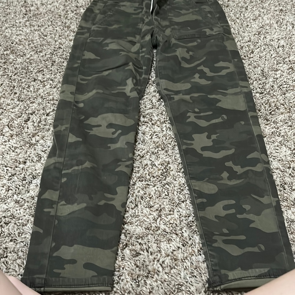 American eagle high-rise camo jagging’s